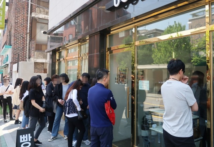 고객이 줄 서서 기다리는 매장